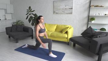 mujer joven haciendo una sesión de ejercicio en casa video