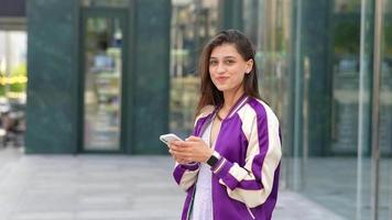 ragazza indossare viola vestito su il strada su un' soleggiato giorno video