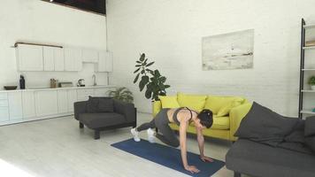 mujer joven haciendo ejercicio en casa video