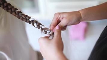 chicas trenzando el cabello con un mechón de cabello blanco video