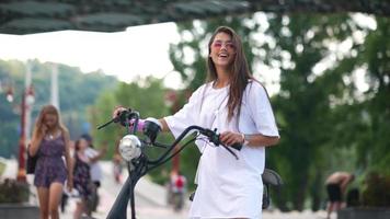 jong vrouw ritten elektrisch scooter Aan een zonnig dag video