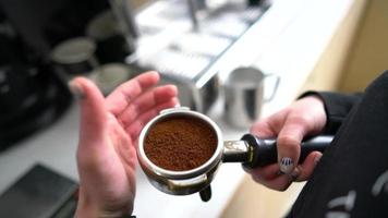 barista preparando una deliciosa taza de café video