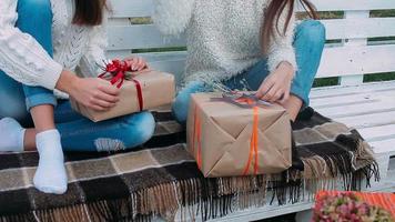 filles douces échangent des cadeaux à l'extérieur video