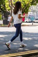 estilo de vida saludable y activo. deportes y fitness. mujer feliz con camiseta blanca haciendo ejercicio foto