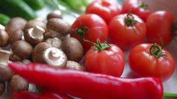 legumes close-up, tomate e cogumelos video
