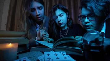 chicas místicas leyendo cartas y palmas, contando el futuro