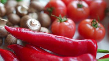 gros plan de légumes, tomates et champignons video