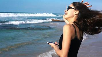 mooi vrouw gelukkig Bij de strand video