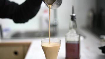 barista voorbereidingen treffen een heerlijk kop van koffie video