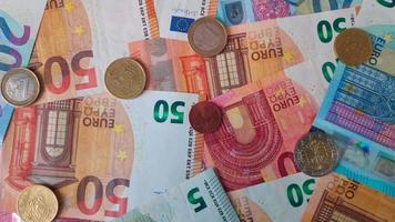 Rotierender Stapel Euro-Banknoten und -Münzen video