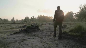 personne marche à travers un paysage matinal brumeux video