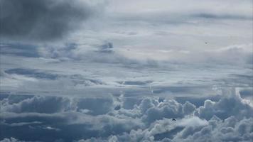 antenn se av skön himmel med moln och Sol på en sommar dag. tid upphöra av moln ovan de blå himmel med de Sol lysande. himmel natur bakgrund. video