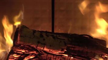 Hyper Lapse eines schönen roten und orangefarbenen heißen brennenden Feuers in einem Kamin. video