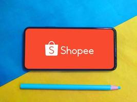 faridpur, bangladesh - 21 de septiembre de 2022 logotipo de shopee en la pantalla del móvil. maqueta móvil con logo de shopee. editorial ilustrativa. foto