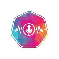 logotipo de micrófono de podcast médico con pulso cardíaco. plantilla de vector de diseño de logotipo de línea de latido de podcast