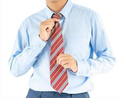 hombre vestido con camisa azul y corbata roja con trazado de recorte foto