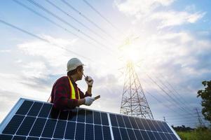 Ingeniero que planifica la instalación de paneles solares de energía renovable con generadores con concepto de energía renovable. foto