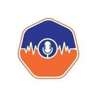 logotipo de micrófono de podcast médico con pulso cardíaco. plantilla de vector de diseño de logotipo de línea de latido de podcast