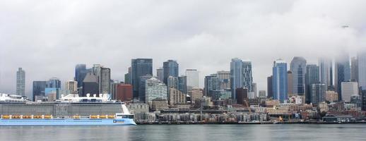 seattles , estados unidos - marzo, 10 2022 edificios altos, humos de vapor, seattles en la ciudad el área de la terminal de ferry seattle great wheal. foto