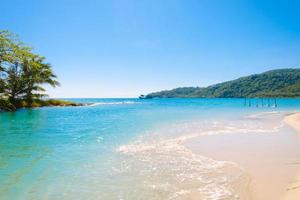 hermosa playa tropical y cielo azul para viajar en tiempo de relajación de vacaciones, fondo como paisaje de verano foto