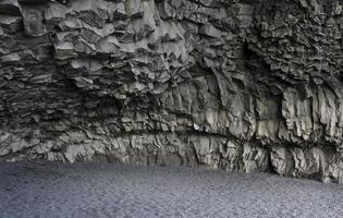 cueva de basalto en la playa negra de reynisfjara en islandia foto