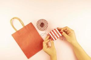 una mujer decorando regalos para las vacaciones de navidad foto