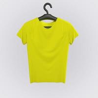 maqueta de camiseta amarilla sobre fondo blanco. colgador de camisa foto