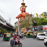 nueva delhi, india - 21 de junio de 2022 - gran estatua de lord hanuman cerca del puente del metro de delhi situado cerca de karol bagh, delhi, india, estatua de lord hanuman tocando el cielo foto