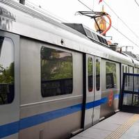 tren del metro de delhi que llega a la estación de metro de jhandewalan en nueva delhi, india, asia, metro público que sale de la estación de jhandewalan en el que más de 17 lakhs de pasajeros viajan desde el metro de delhi foto