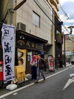 osaka, japón el 10 de abril de 2019. un joven musulmán y una mujer musulmana entrarán en una tienda de ramen halal en osaka. foto