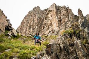 mujer excursionista descenso empinada montaña foto