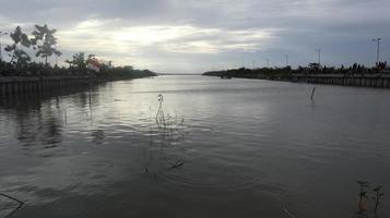 hermoso lago en la tarde foto