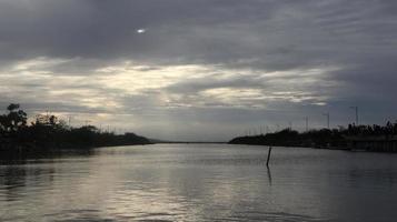 hermoso lago en la tarde foto