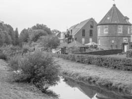 la ciudad de coesfeld en el río berkel en alemania foto