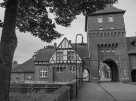 la ciudad de coesfeld en el río berkel en alemania foto