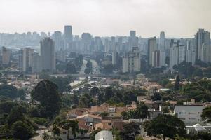 vista del horizonte con varios edificios y rascacielos en la ciudad de sao paulo foto