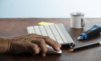 hombre de negocios usando computadora. foto