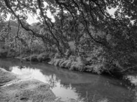 senderismo en el río en westfalia foto