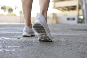 concepto deportivo - mujer saliendo a hacer ejercicio con un paseo