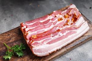 tiras de tocino manteca de cerdo carne comida bocadillo en la mesa espacio de copia fondo de comida foto