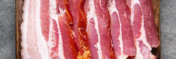 tiras de tocino manteca de cerdo carne comida bocadillo en la mesa espacio de copia fondo de comida foto