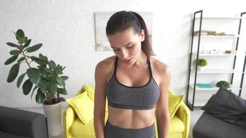 Fitness-Frau beim Training zu Hause video