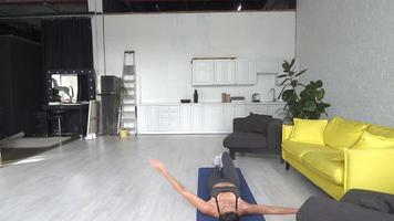 femme de remise en forme en séance d'entraînement à la maison video