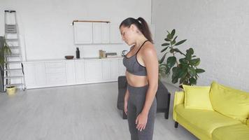 mujer fitness en sesión de ejercicio en casa video