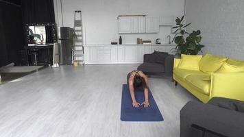 femme de remise en forme en séance d'entraînement à la maison video