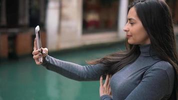 turismo nel Italia, un' gondola cavalcata nel Venezia video