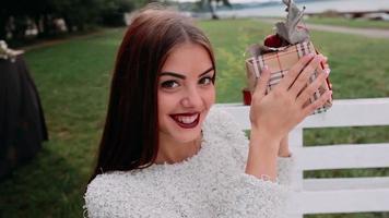 süße Mädchen tauschen Weihnachtsgeschenke auf einer Parkbank aus video