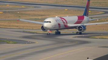 Frankfurt am Main, Deutschland 19. Juli 2017 - Delta Airlines Boeing 767 Breast Cancer Research Foundation Lackierung n845mh Rollen nach der Landung auf 07l. fraport, frankfurt, deutschland video