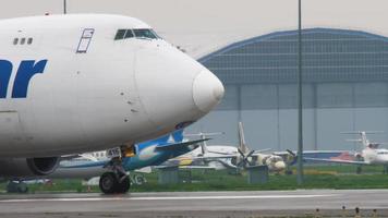 almatië, Kazachstan mei 4, 2019 - lading vliegtuig polair lucht boeing 747 n416mc taxiën voordat vertrek. Almaty Internationale luchthaven, Kazachstan video