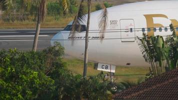 phuket, Thailand december 1, 2018 - emiraten boeing 777 a6 ecb taxiën na landen Bij phuket Internationale luchthaven video